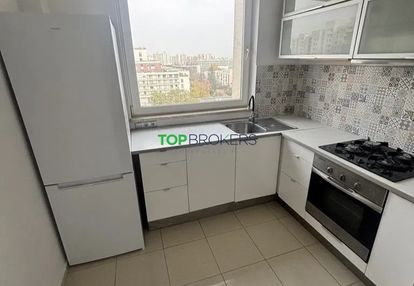 Trzy pokoje z osobną kuchnią blisko metra