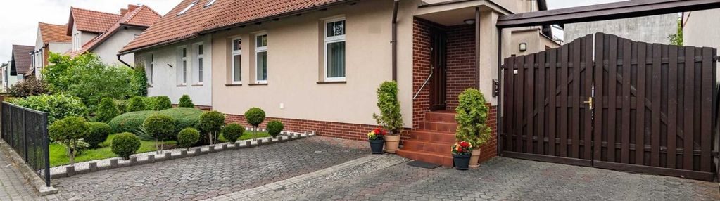 Dom w zabudowie bliźniaczej, budynek gosp., wiata