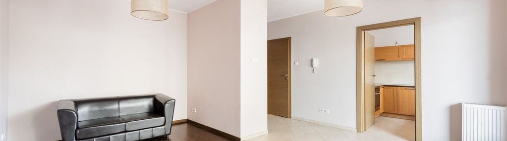 Kawalerka z osobną kuchnia i dużym balkonem