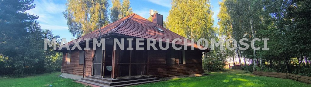 Duży dom z ogrodem w otoczeniu lasów