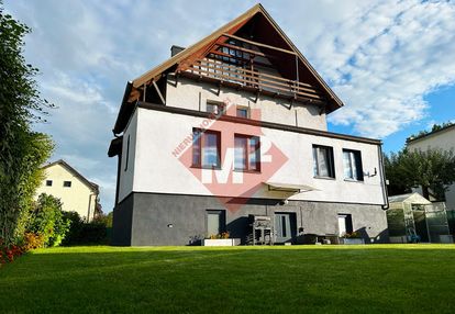 Dom wolnostojący w cichej dzielnicy domów jednorodzinnych .