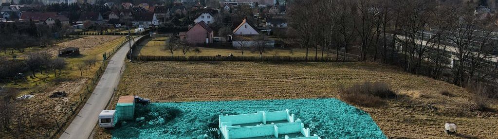 Działka z rozpoczętą budową 3 budynków.