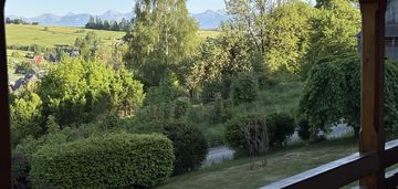 Góralski drewniany dom z widokiem na tatry