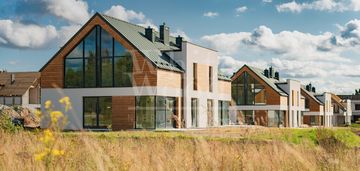 Domy przy jeziorze, tuchom