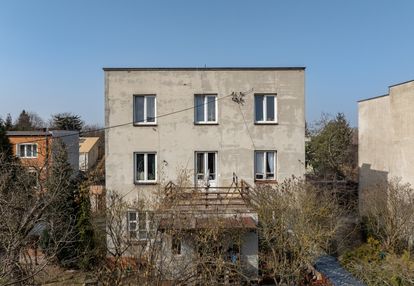 Dom podzielony na trzy niezależne mieszkania