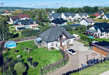 Komfortowy dom jednorodzinny z ogrodem zimowym