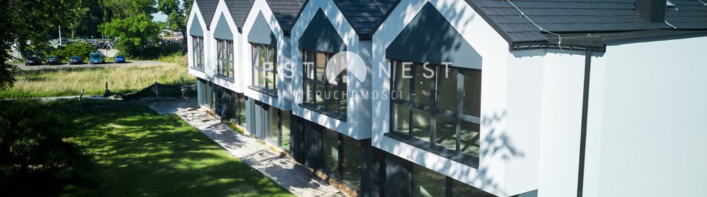 Nowoczesna bryła,duże przeszklenia blisko lasu