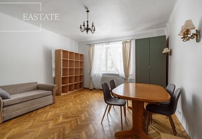 Kameralny, 2-piętrowy blok obok lasu na bemowie.