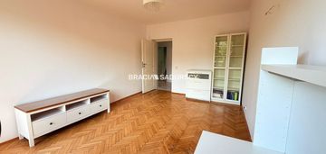Trzypokojowe m z oddzielną kuchnią blisko centrum