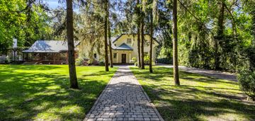 Rezydencjonalna działka z domem w strefie a