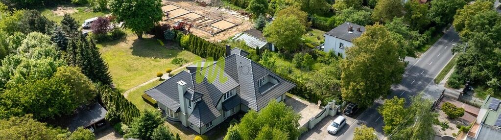 Rezydencja o rozłożystej bryle, podolany