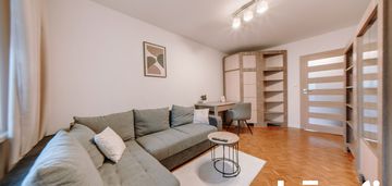 Komfort 45m²: 2 pokoje, balkon, parking.