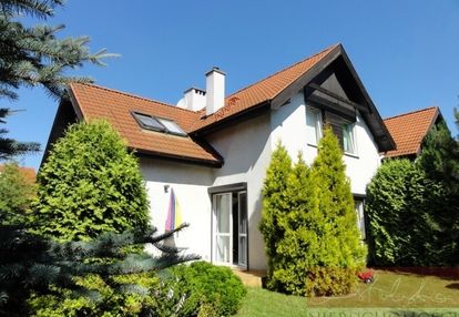 Wygodny i funkcjonalny z garażem i ogrodem