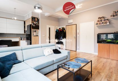 Dwa pokoje, jasne, wysokie. doskonałe.