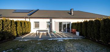 Parterowy, funkcjonalny dom z ogródkiem.