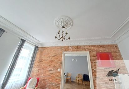 Trzy duże pokoje w klimatycznej kamienicy