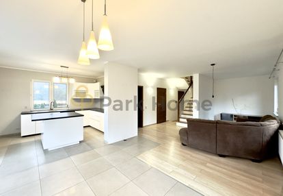 Dom wolnostojący nieopodal lasu