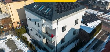 Budynek z 6 niezależnymi apartamentami.