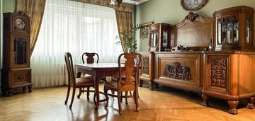 Apartament w modernistycznej kamienicy z balkonem