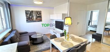 Salon z aneksem i sypialnia, metro