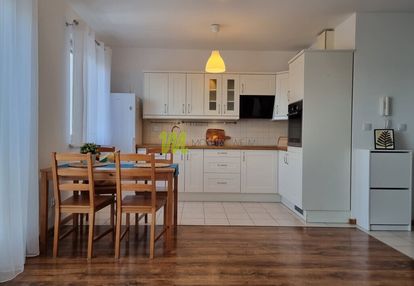 Z miejscem postojowym w hali, rezerwat żurawiniec