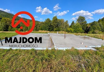 Widokowa działka z fundamentami