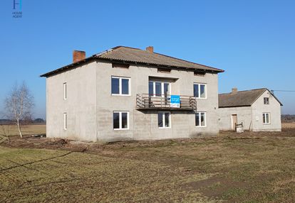 Dom z dużym budynkiem gospodarczym