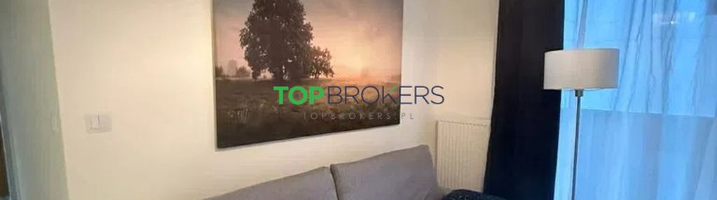 Trzy pokoje w nowoczesnym budynku