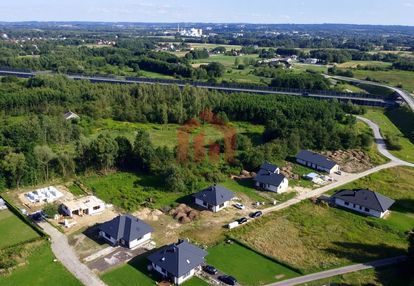 Działka na kameralnym osiedlu z mediami, 9,5 ar wz