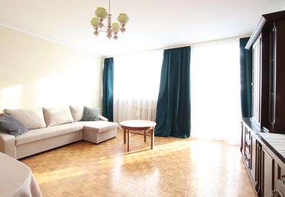 Jasne 2-pokojowe mieszkanie z kuchnią i parkingiem