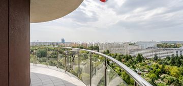 Grzegórzki park z widokiem na panoramę krakowa