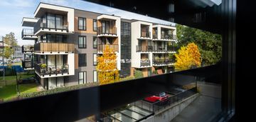 Nowoczesny jasny apartament w otoczeniu zieleni
