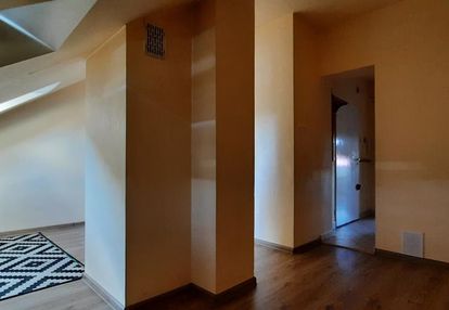 2 pokoje za 440 k w bloku z wczesnych lat 2000.