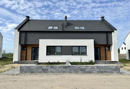 Ustawna przestrzeń z widokiem na las