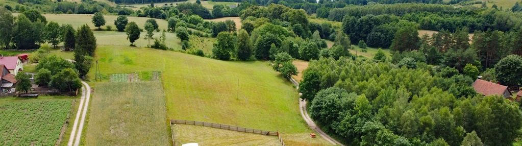 Domek holenderski w pobliżu dwóch jezior.