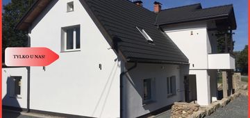 Duży dom. można zaaranżować 3 apartamenty.