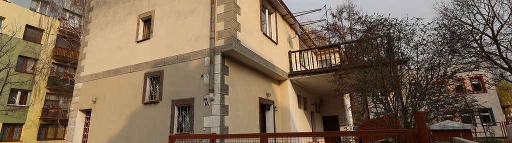 Dom wolnostojący z lokalami usługowymi