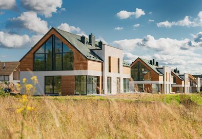 Domy przy jeziorze, tuchom