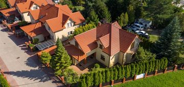 Komfortowy dom w mieście otoczony zielonią