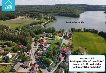 Dom- dworek, na dużej działce przy jeziorze.