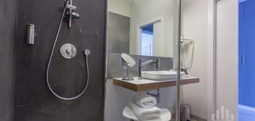 Apartament z halą garażową