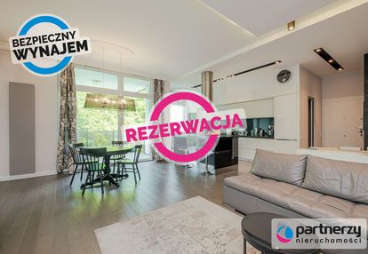 Apartament z widokiem na las, komórka i hala gar.