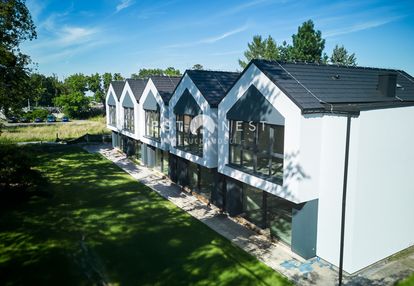 Nowoczesna bryła,duże przeszklenia blisko lasu