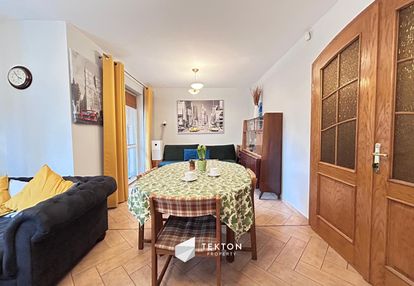 Środkowy segegment z ogródkiem i garażem