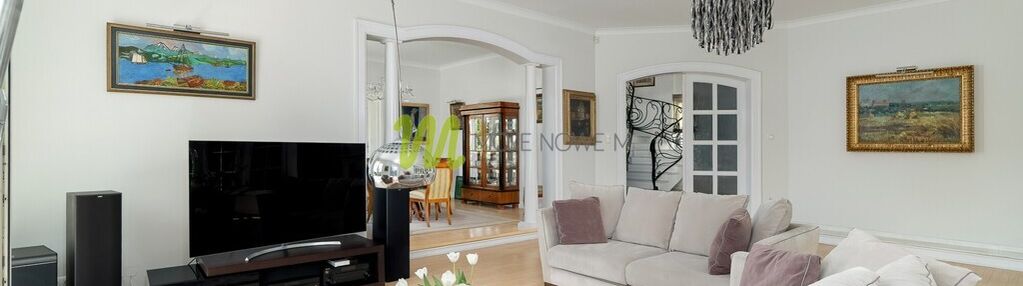 Rezydencja o rozłożystej bryle, podolany