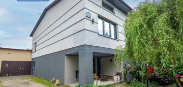 Dom wolnostojący/ herby