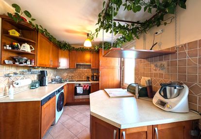 Przestronne mieszkanie z widokiem na las.