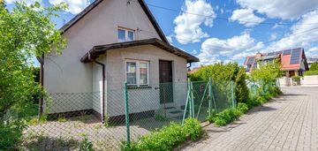 Pół bliźniaka na zielonej górce