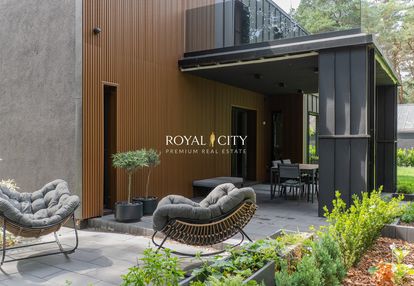 Topowy dom na dużej działce leśnej w józefowie.