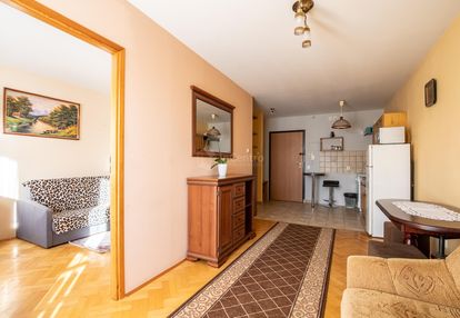 Dwupokojowe mieszkanie. komuny paryskiej 21.